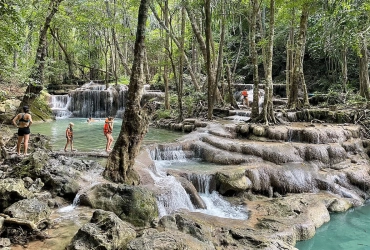 Kanchanaburi – Parc national d’Erawan – Retour à Bangkok (B/-/-)