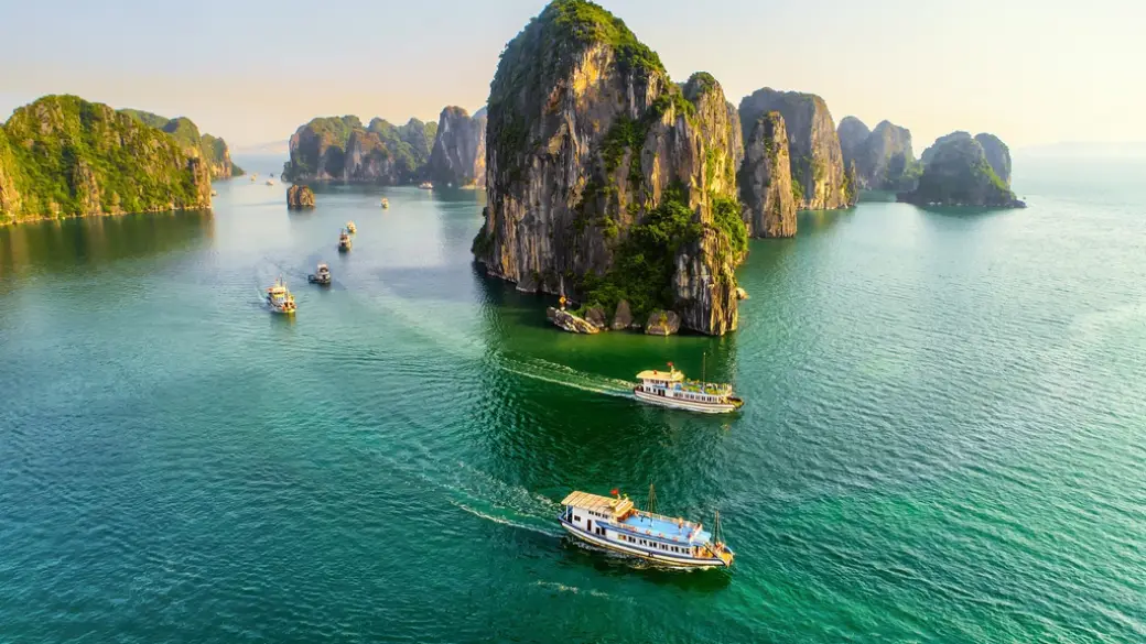 Hanoi – Hydravion pour Halong – Croisière dans la baie d'Halong